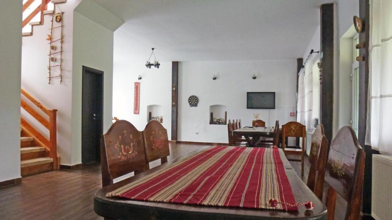 Sura Pietrei Craiului Hotell Zărneşti Exteriör bild