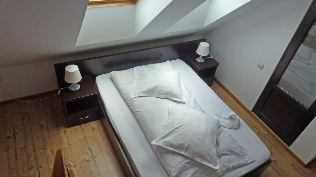 Sura Pietrei Craiului Hotell Zărneşti Exteriör bild